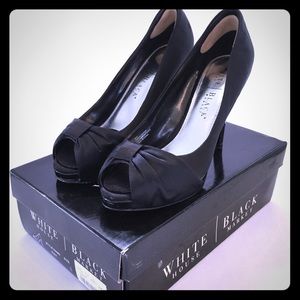 White House Black Market SZ 8 Black satin heels!